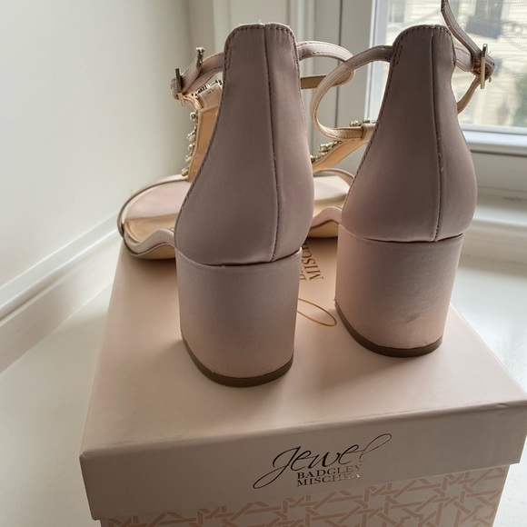 Jewel by Badgley Mischka Gretchen Crystal Sandal size 9. - Picture 3 of 3
